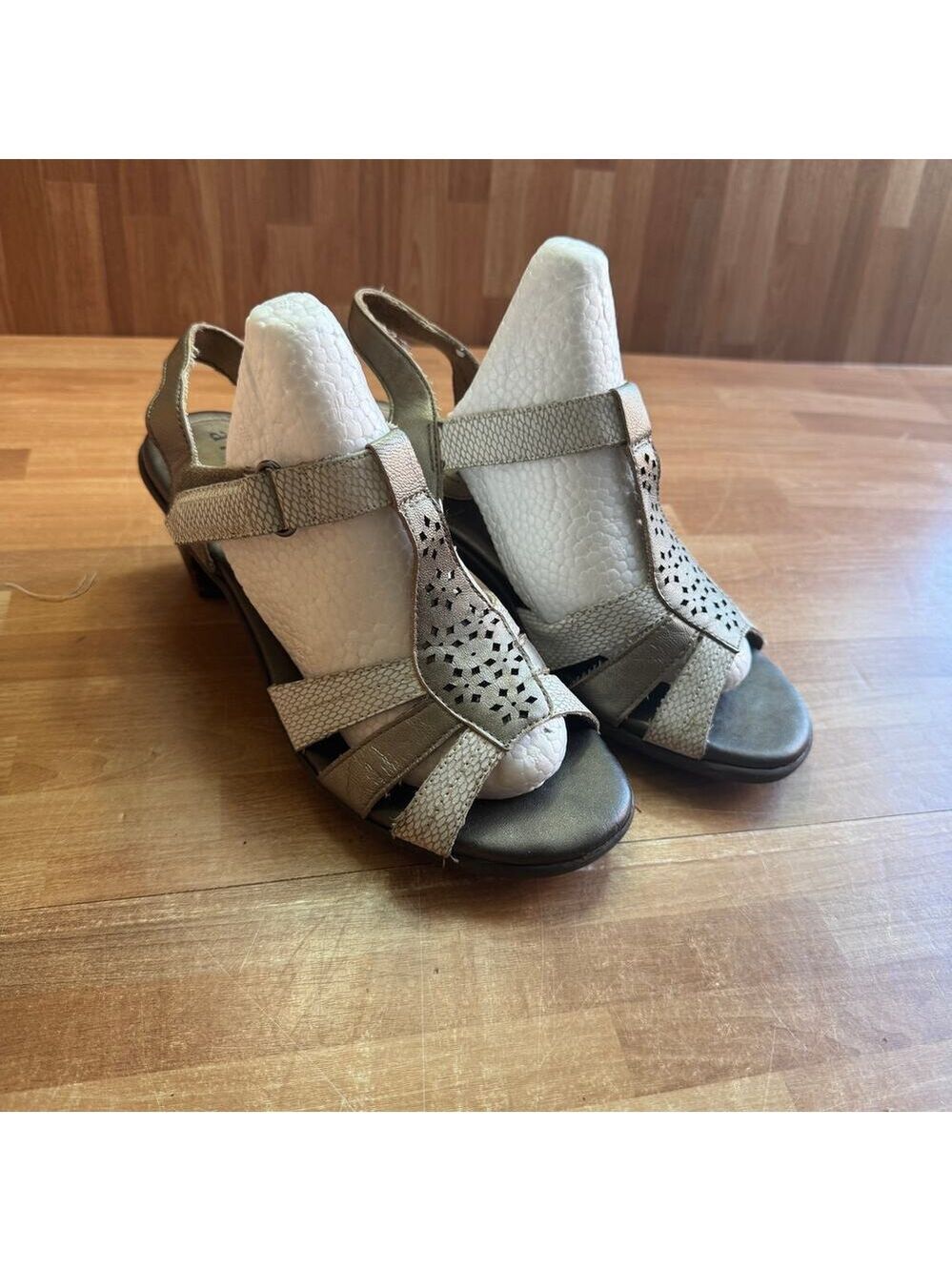 Aravon by New Balance Medici T-Strap Wedge sandals  Women's Size 8.5M